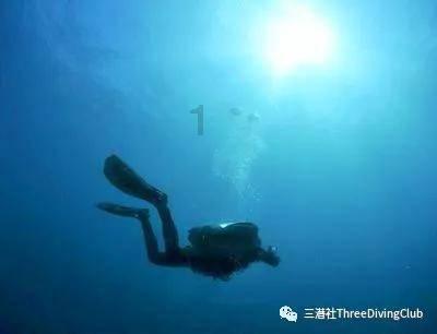 逃离黑与白的房间